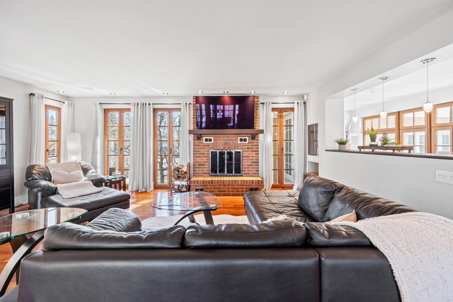 Salon - 175 Boul. De L'Assomption, Repentigny (Repentigny), QC - Indoor Photo Showing Living Room With Fireplace