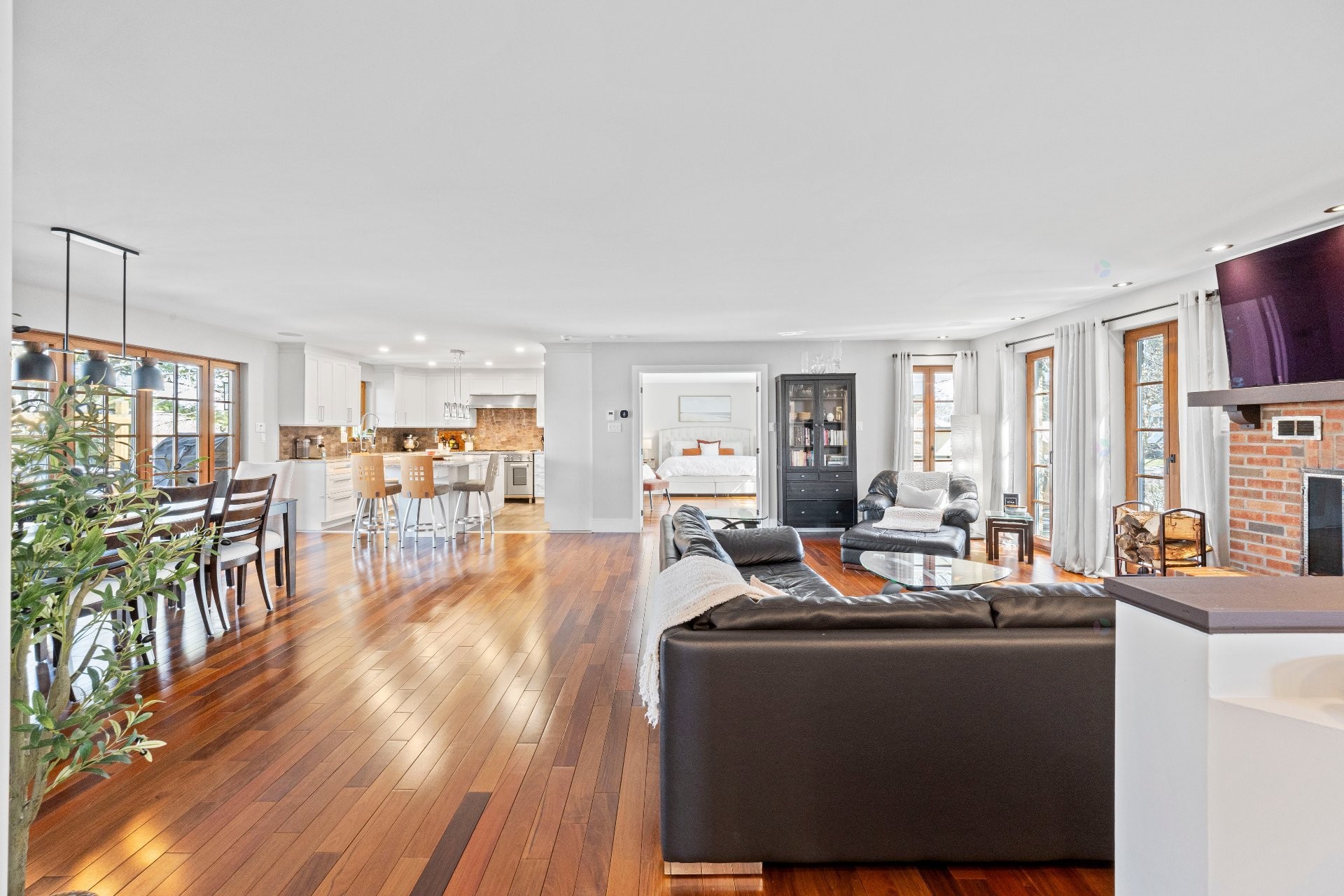 Vue d'ensemble - 175 Boul. De L'Assomption, Repentigny (Repentigny), QC - Indoor Photo Showing Living Room With Fireplace