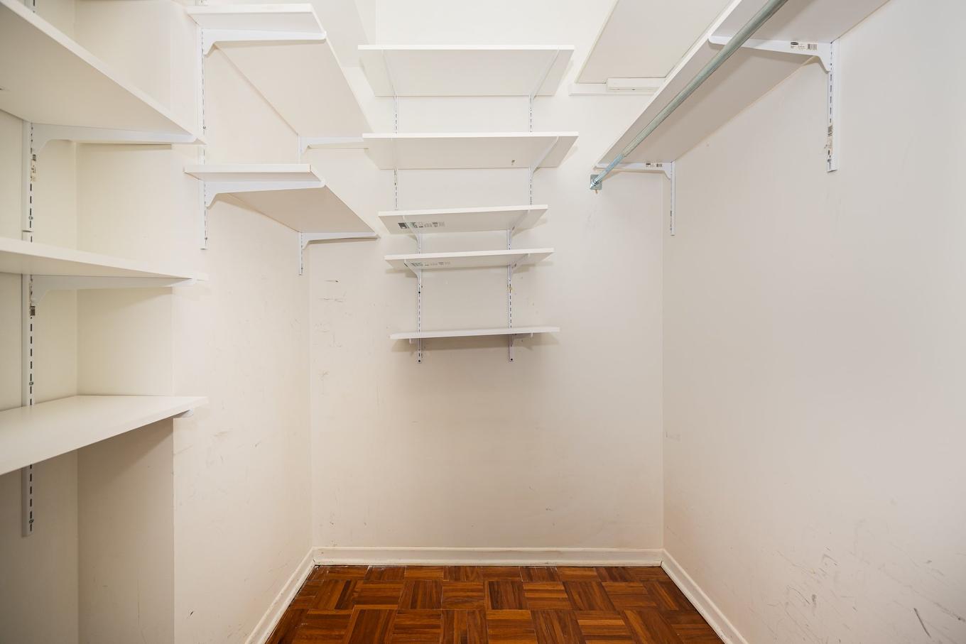 Walk-in closet - 502-6980 Ch. De La Côte-St-Luc, Montréal (Côte-Des-Neiges/Notre-Dame-De-Grâce), QC - Indoor With Storage