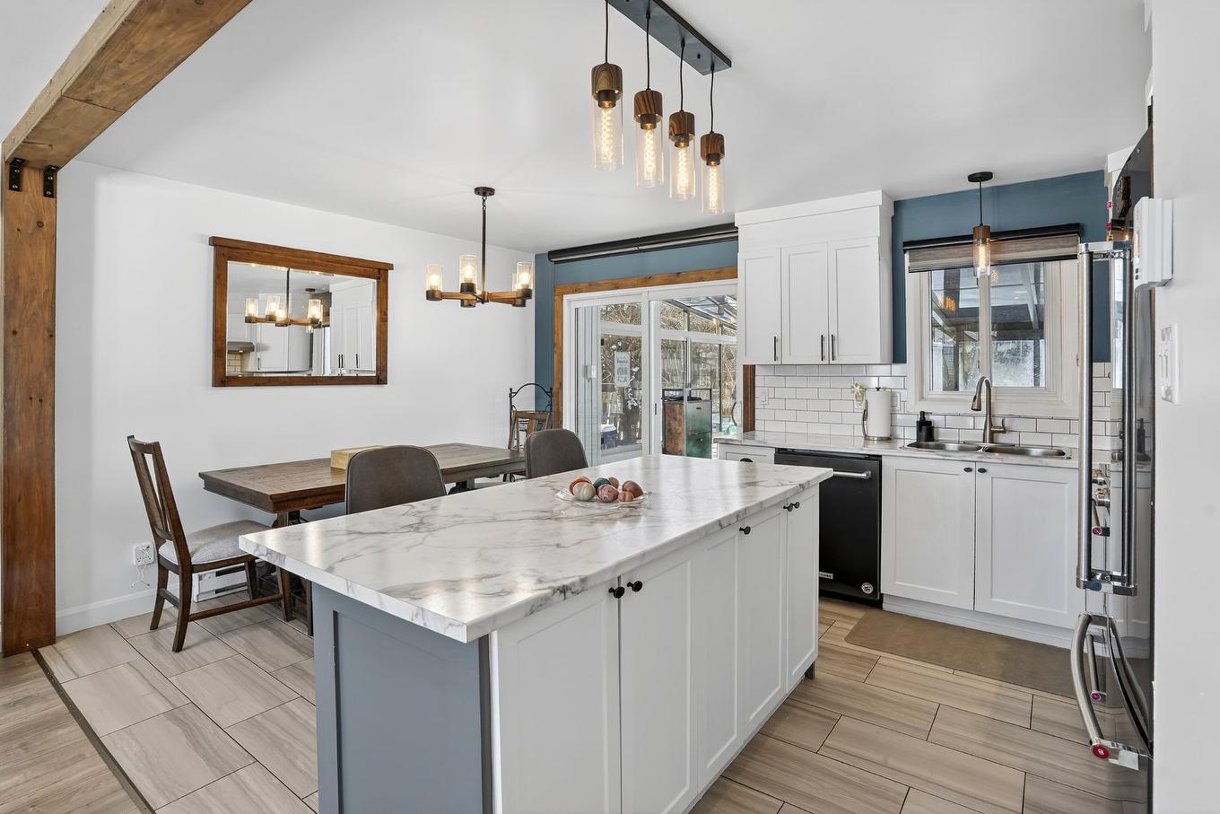 Kitchen - 121 Rue De Cadillac, Châteauguay, QC - Indoor Photo Showing Kitchen With Double Sink With Upgraded Kitchen