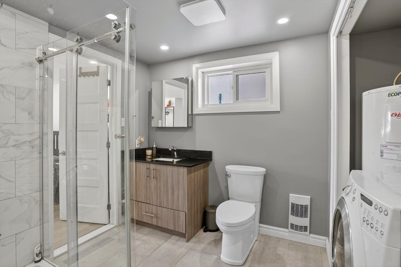 Bathroom - 121 Rue De Cadillac, Châteauguay, QC - Indoor Photo Showing Bathroom