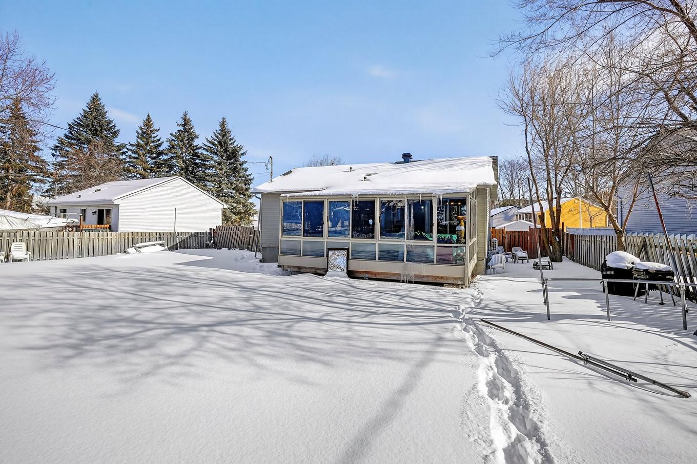 Backyard - 121 Rue De Cadillac, Châteauguay, QC - Outdoor