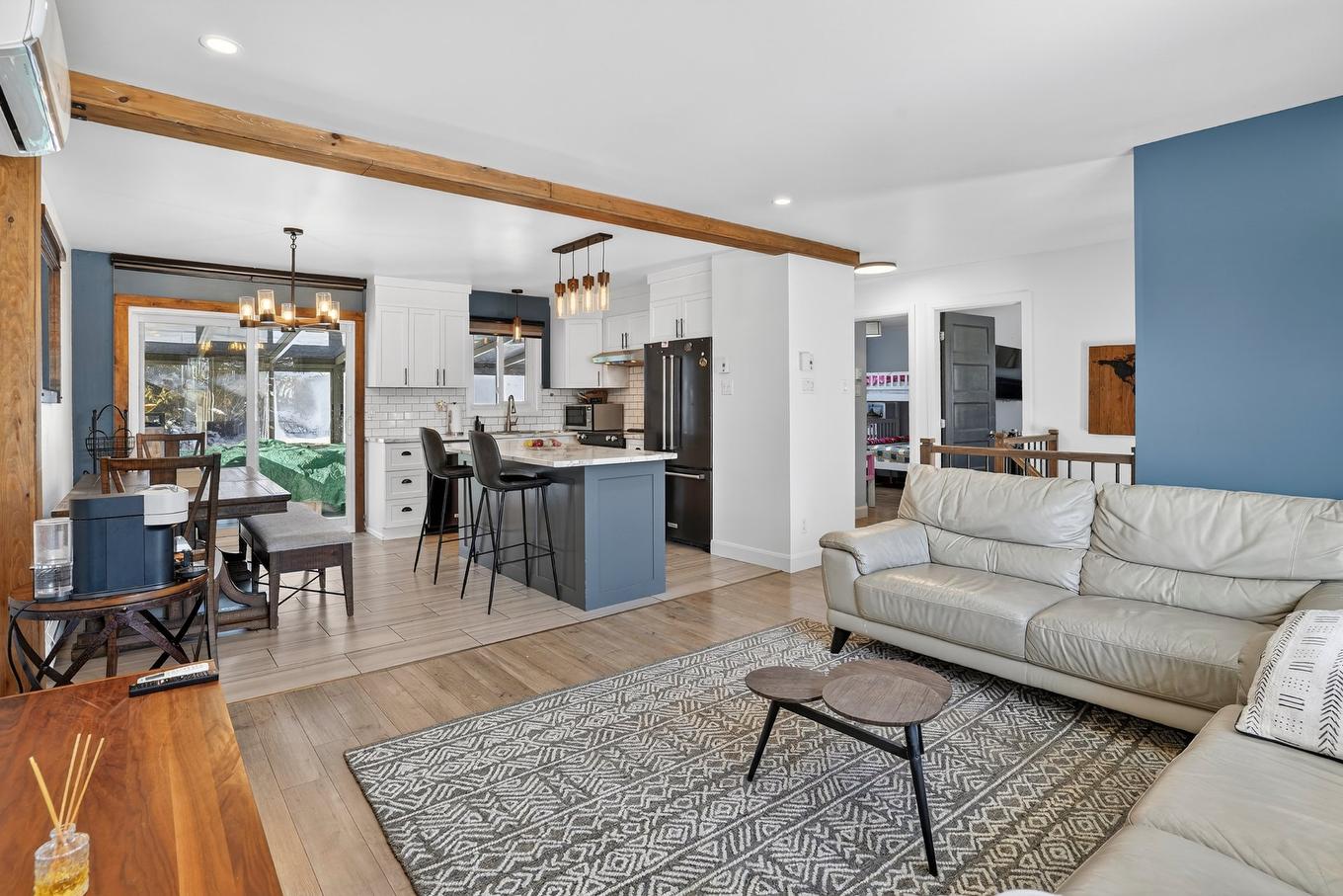 Living room - 121 Rue De Cadillac, Châteauguay, QC - Indoor Photo Showing Living Room