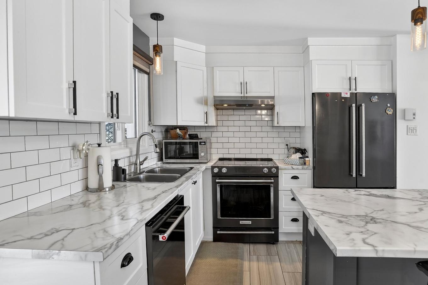 Kitchen - 121 Rue De Cadillac, Châteauguay, QC - Indoor Photo Showing Kitchen With Double Sink With Upgraded Kitchen