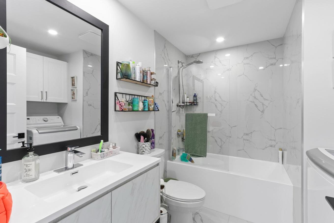 Bathroom - 23 Rue Virginie, Salaberry-De-Valleyfield, QC - Indoor Photo Showing Bathroom