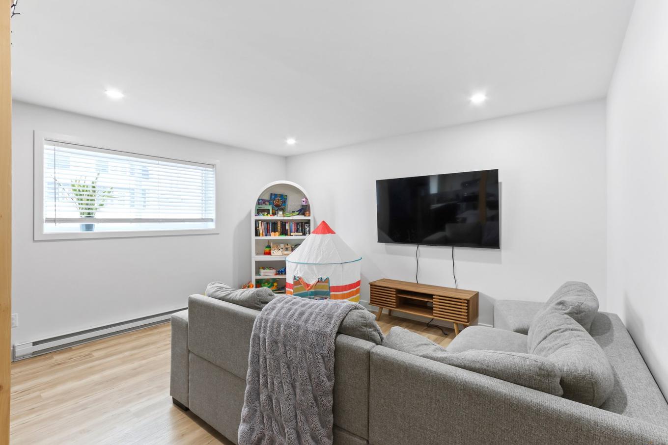 Living room - 23 Rue Virginie, Salaberry-De-Valleyfield, QC - Indoor