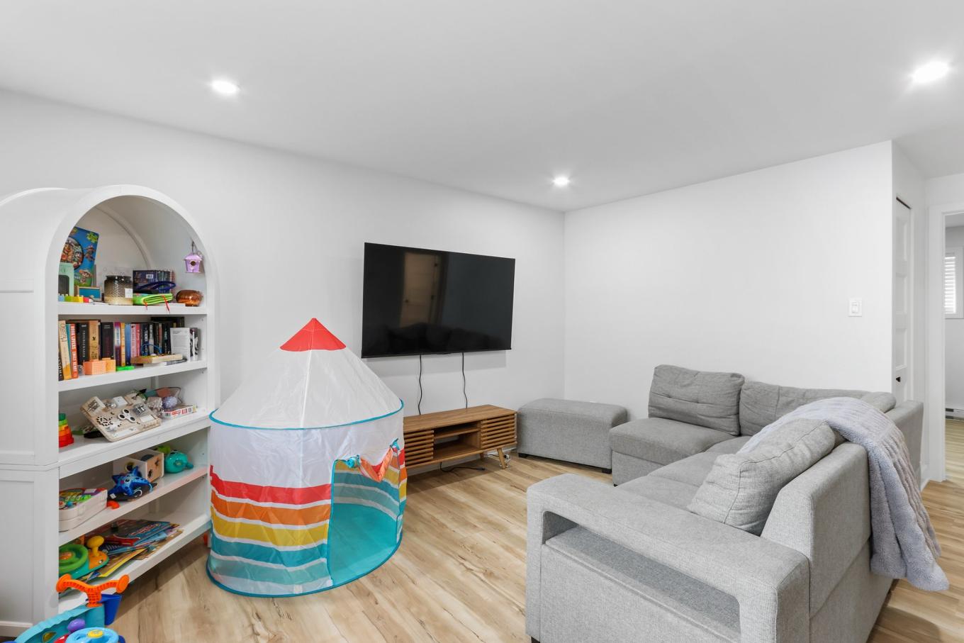 Living room - 23 Rue Virginie, Salaberry-De-Valleyfield, QC - Indoor