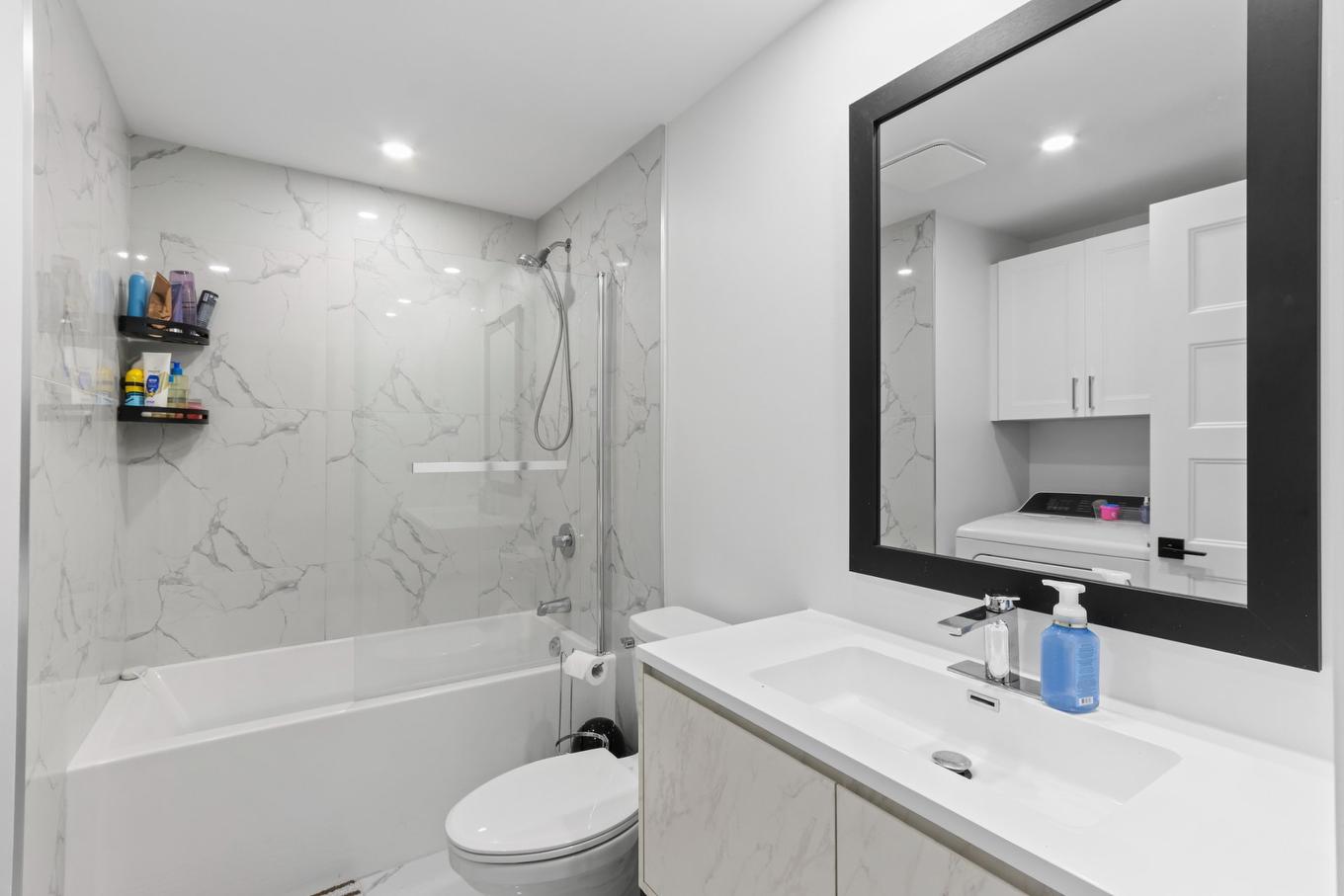 Bathroom - 23 Rue Virginie, Salaberry-De-Valleyfield, QC - Indoor Photo Showing Bathroom