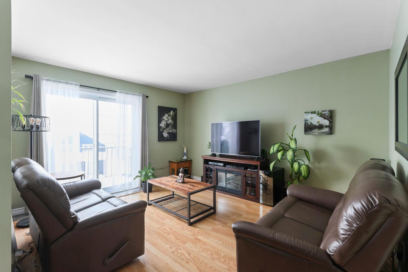 Living room - 23 Rue Virginie, Salaberry-De-Valleyfield, QC - Indoor Photo Showing Living Room