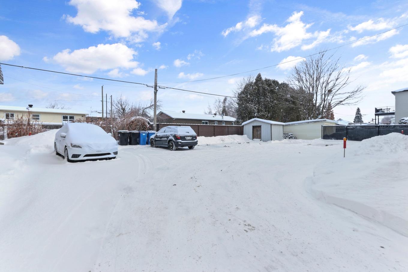 Parking - 23 Rue Virginie, Salaberry-De-Valleyfield, QC - Outdoor