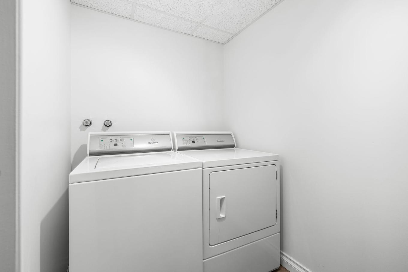 Laundry room - 1509 Rue Du Centaure, Québec (La Haute-Saint-Charles), QC - Indoor Photo Showing Laundry Room