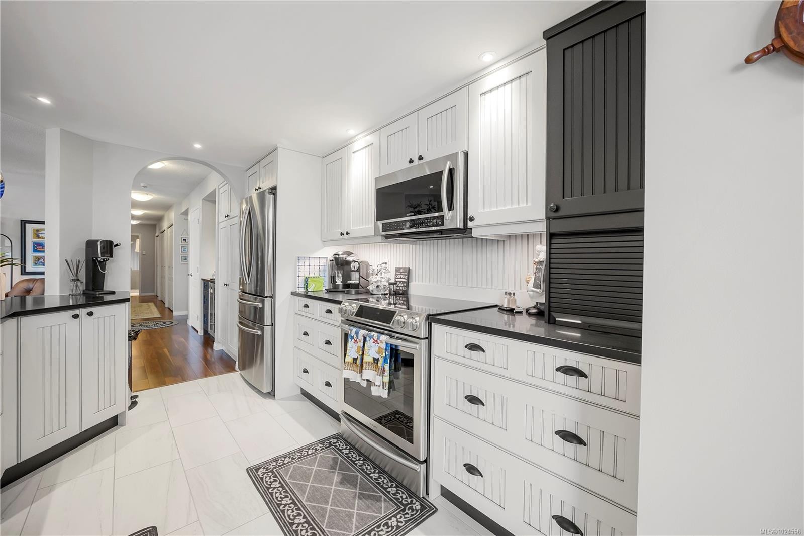 502-158 Promenade Dr, Nanaimo, BC - Indoor Photo Showing Kitchen With Upgraded Kitchen