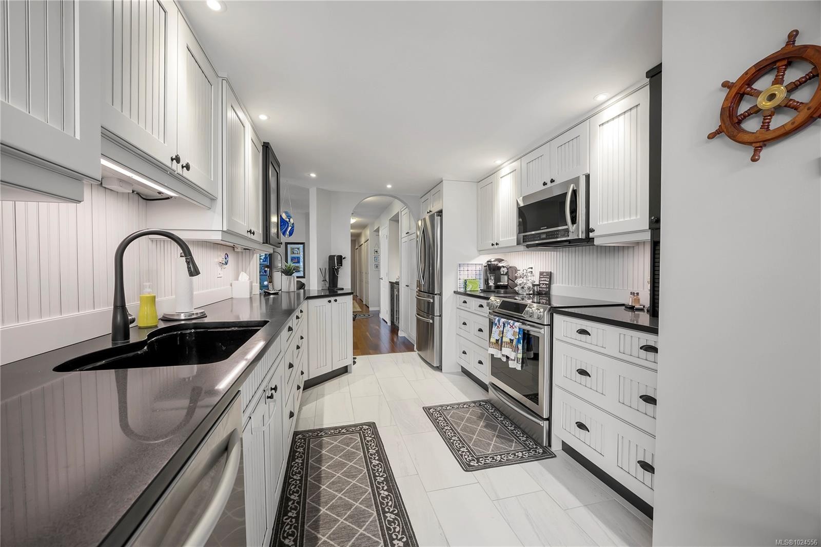 502-158 Promenade Dr, Nanaimo, BC - Indoor Photo Showing Kitchen With Upgraded Kitchen