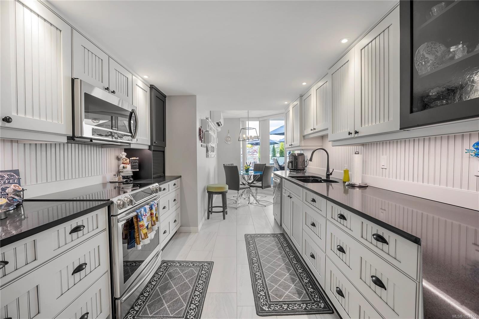 502-158 Promenade Dr, Nanaimo, BC - Indoor Photo Showing Kitchen