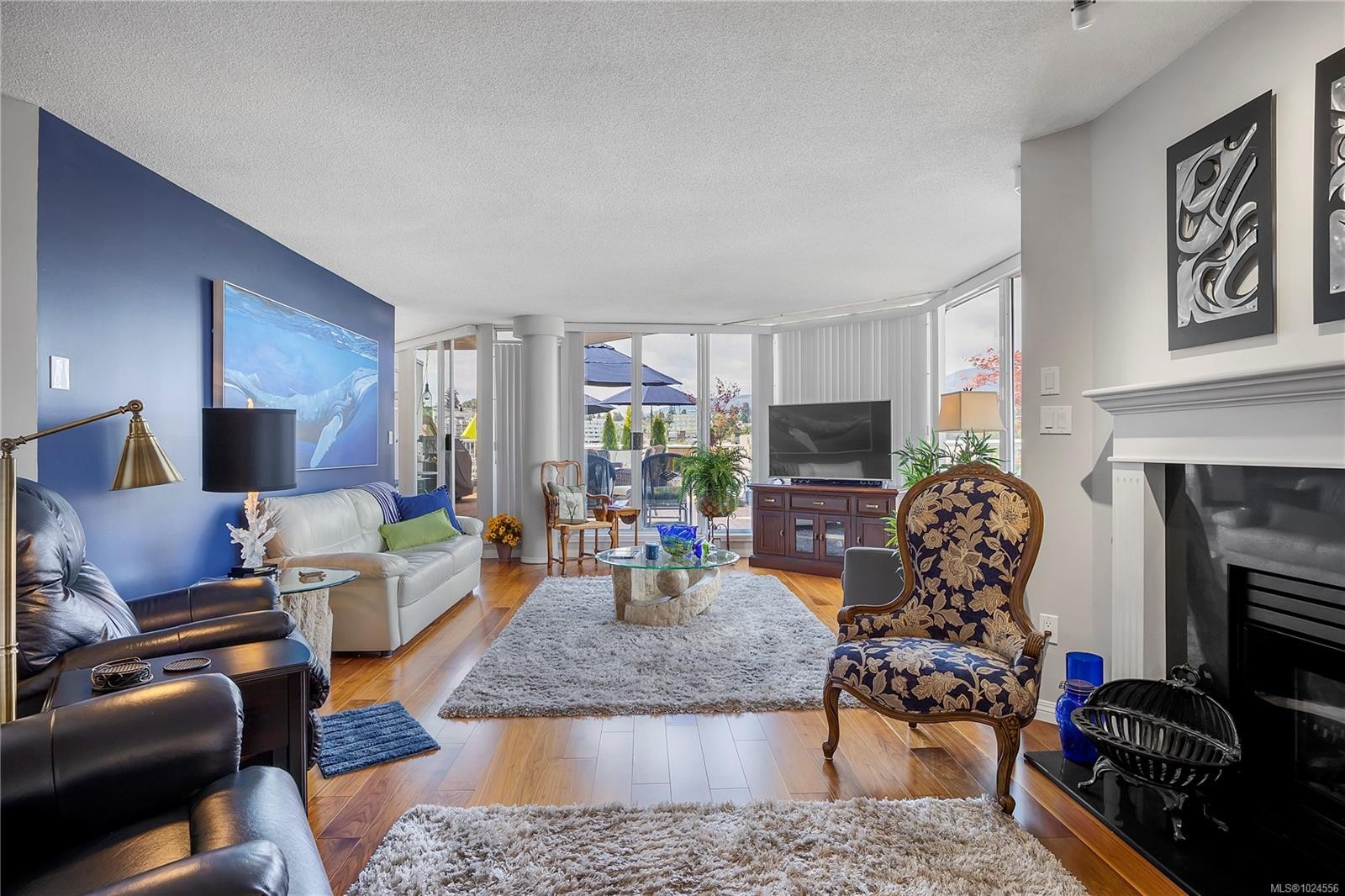 502-158 Promenade Dr, Nanaimo, BC - Indoor Photo Showing Living Room With Fireplace