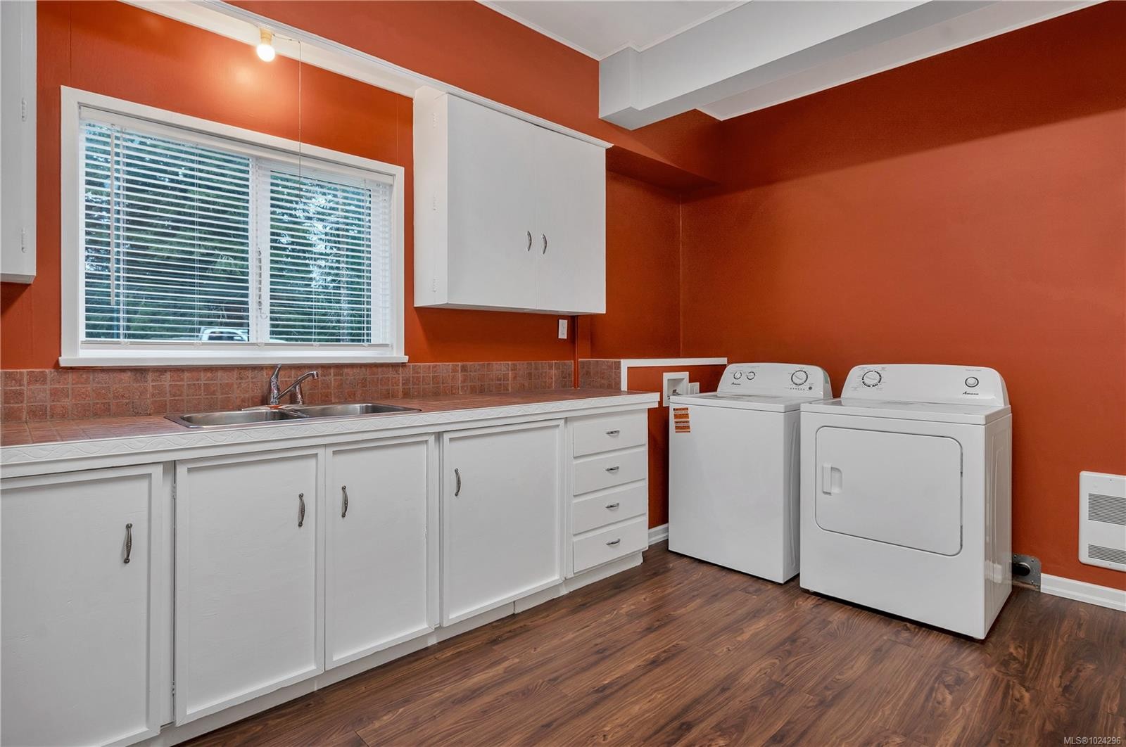 1260 Sayward Rd, Sayward, BC - Indoor Photo Showing Laundry Room