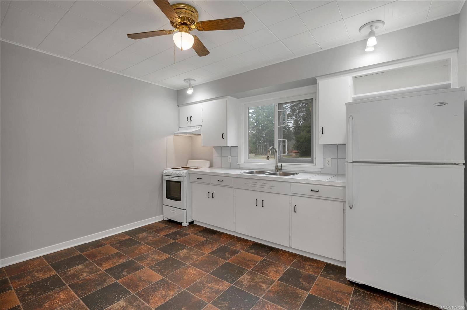 1260 Sayward Rd, Sayward, BC - Indoor Photo Showing Kitchen