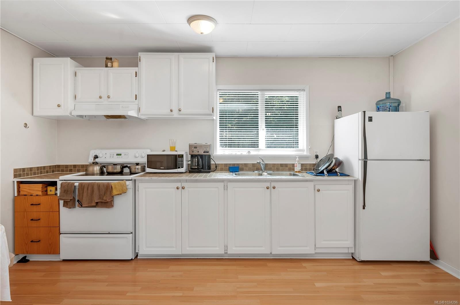 1260 Sayward Rd, Sayward, BC - Indoor Photo Showing Kitchen With Double Sink
