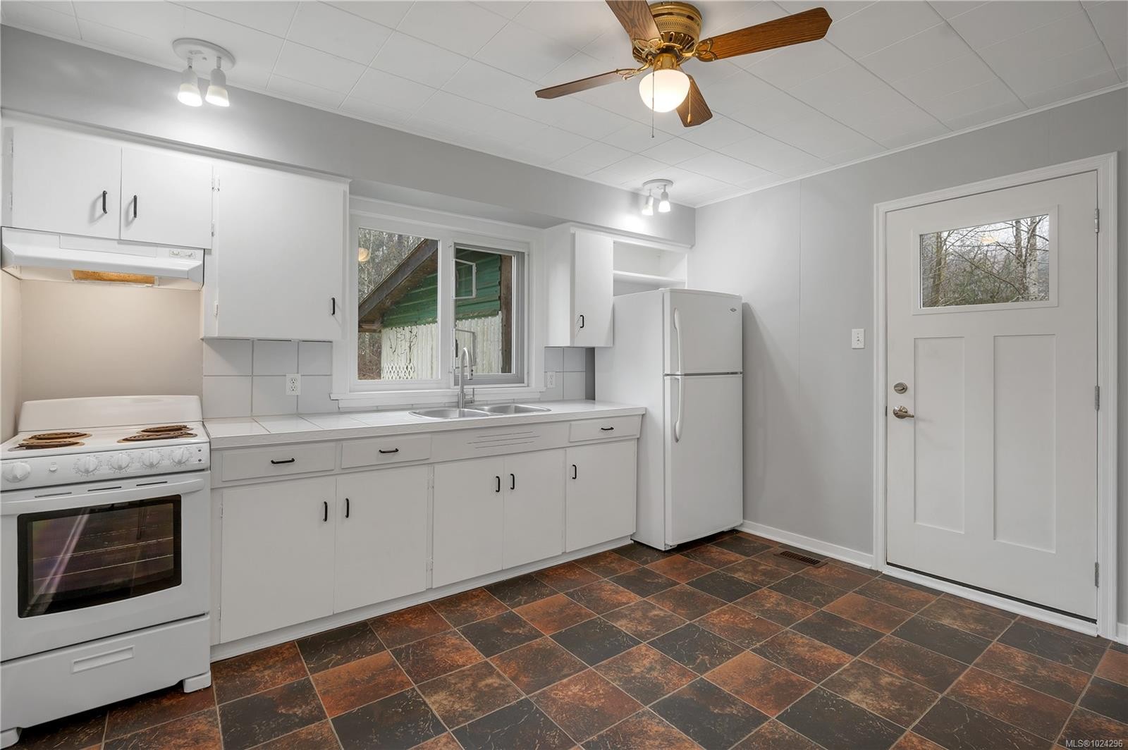 1260 Sayward Rd, Sayward, BC - Indoor Photo Showing Kitchen