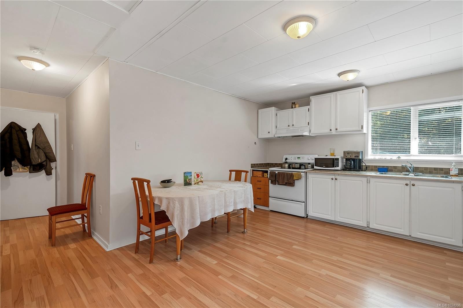 1260 Sayward Rd, Sayward, BC - Indoor Photo Showing Kitchen With Double Sink