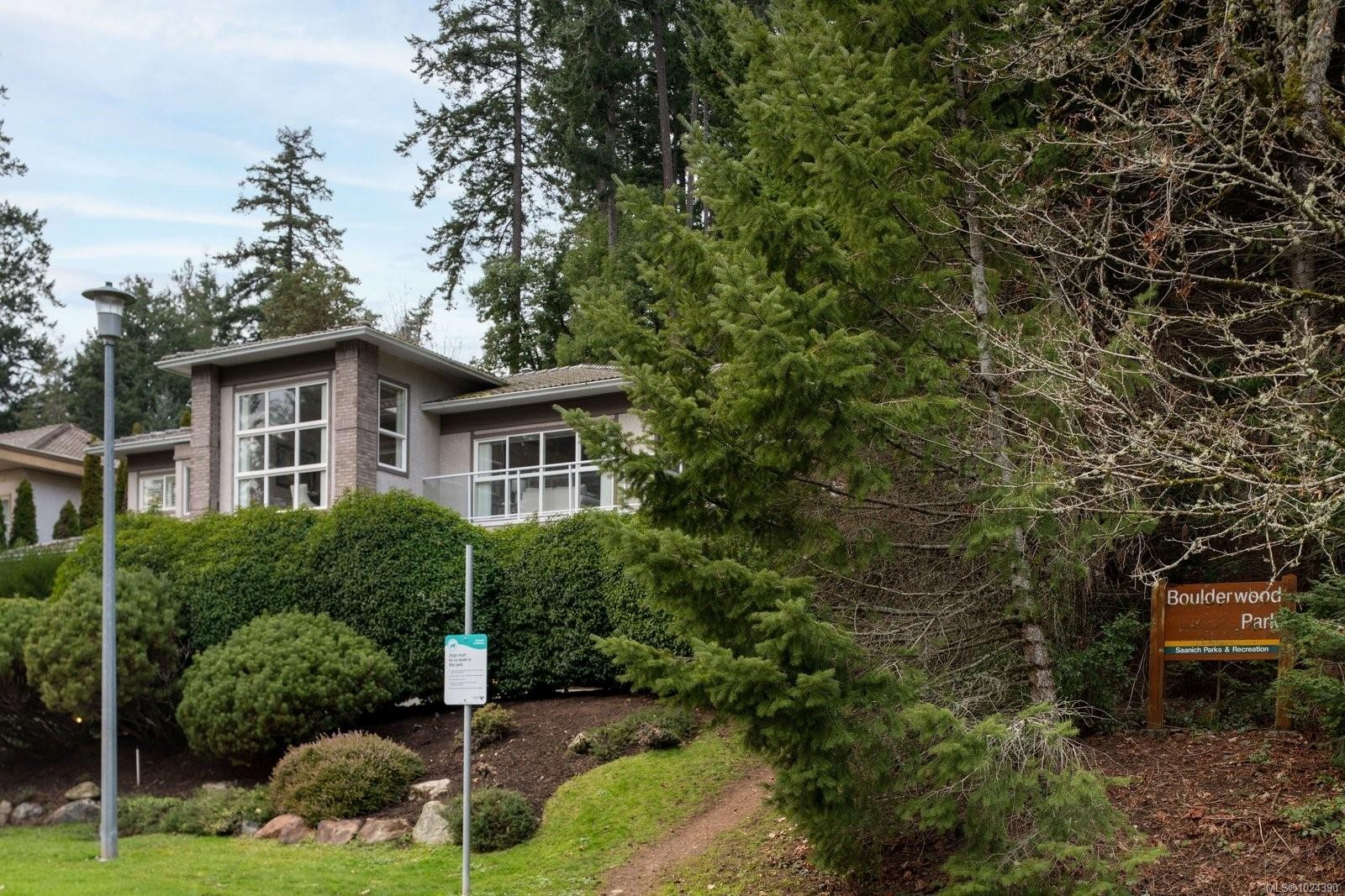 4652 Boulderwood Dr, Saanich, BC