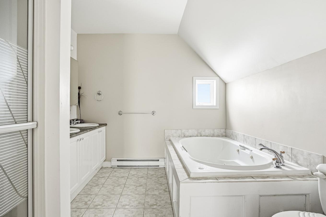 Salle de bains - 3584 Rue Des Châtaigniers, Sherbrooke (Brompton/Rock Forest/Saint-Élie/Deauville), QC - Indoor Photo Showing Bathroom