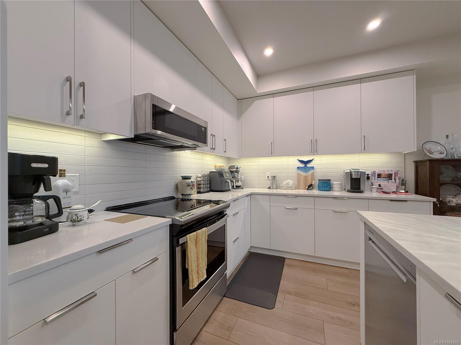 202-684 Island Hwy South, Campbell River, BC - Indoor Photo Showing Kitchen