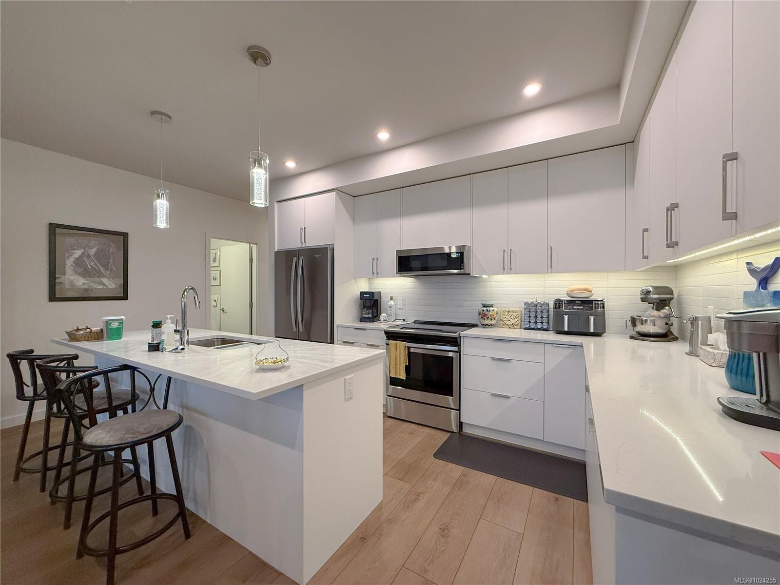 202-684 Island Hwy South, Campbell River, BC - Indoor Photo Showing Kitchen With Upgraded Kitchen