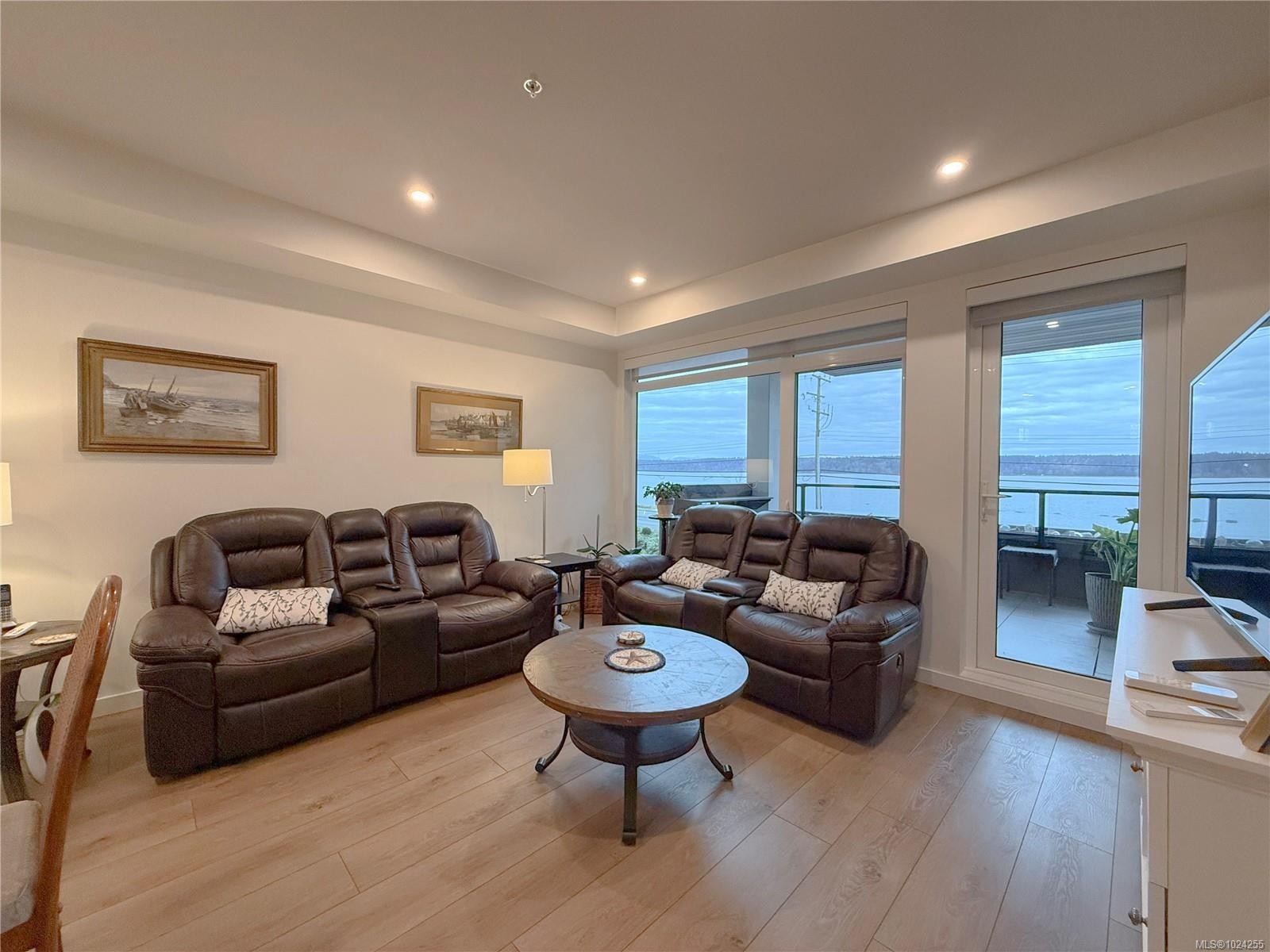 202-684 Island Hwy South, Campbell River, BC - Indoor Photo Showing Living Room