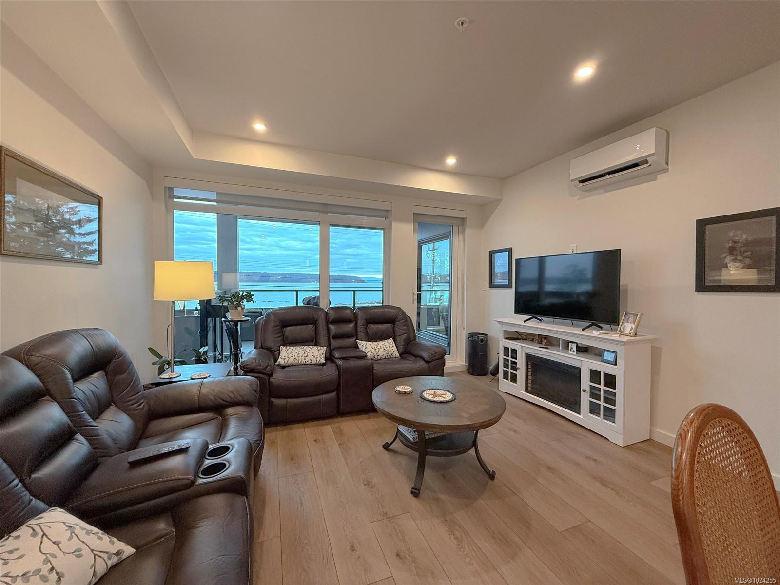 202-684 Island Hwy South, Campbell River, BC - Indoor Photo Showing Living Room