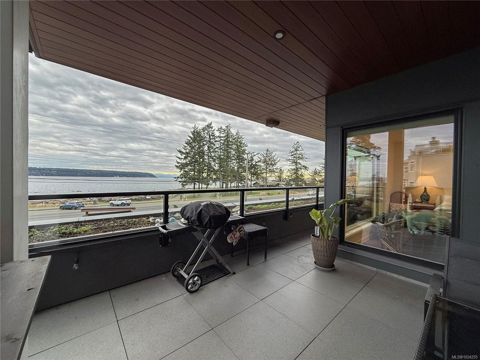 202-684 Island Hwy South, Campbell River, BC - Outdoor With Deck Patio Veranda With Exterior
