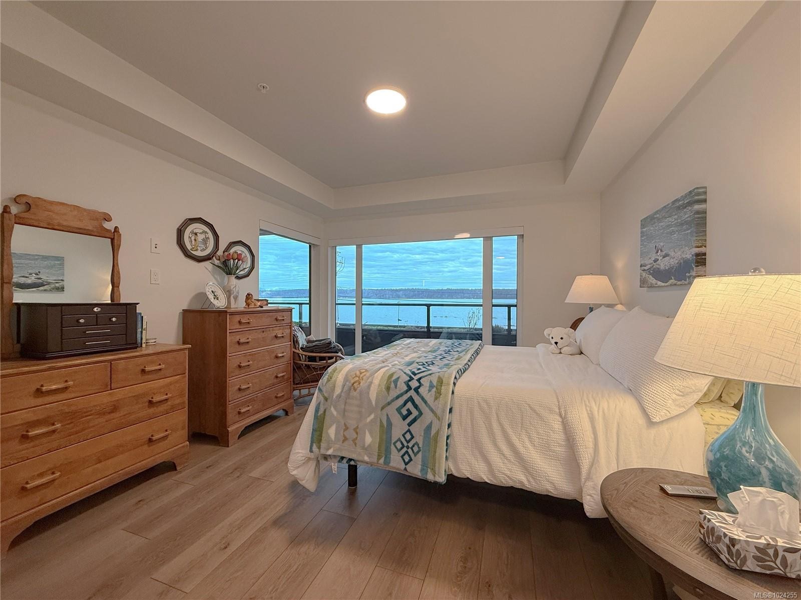 202-684 Island Hwy South, Campbell River, BC - Indoor Photo Showing Bedroom