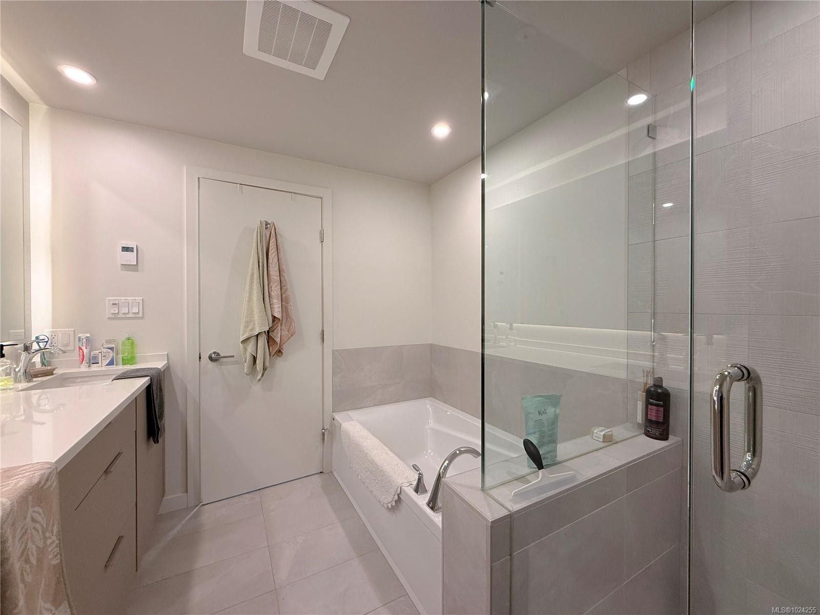 202-684 Island Hwy South, Campbell River, BC - Indoor Photo Showing Bathroom