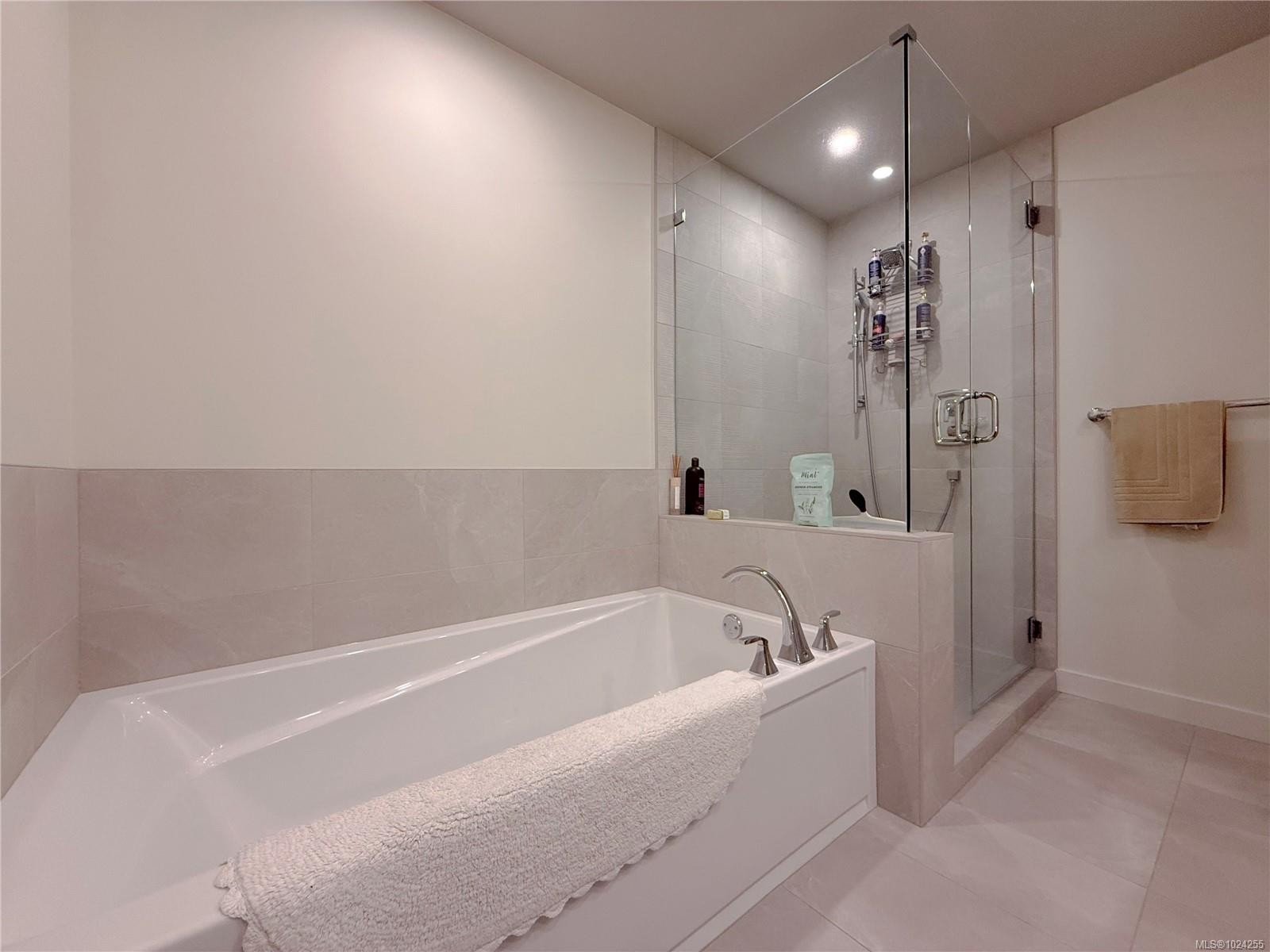 202-684 Island Hwy South, Campbell River, BC - Indoor Photo Showing Bathroom