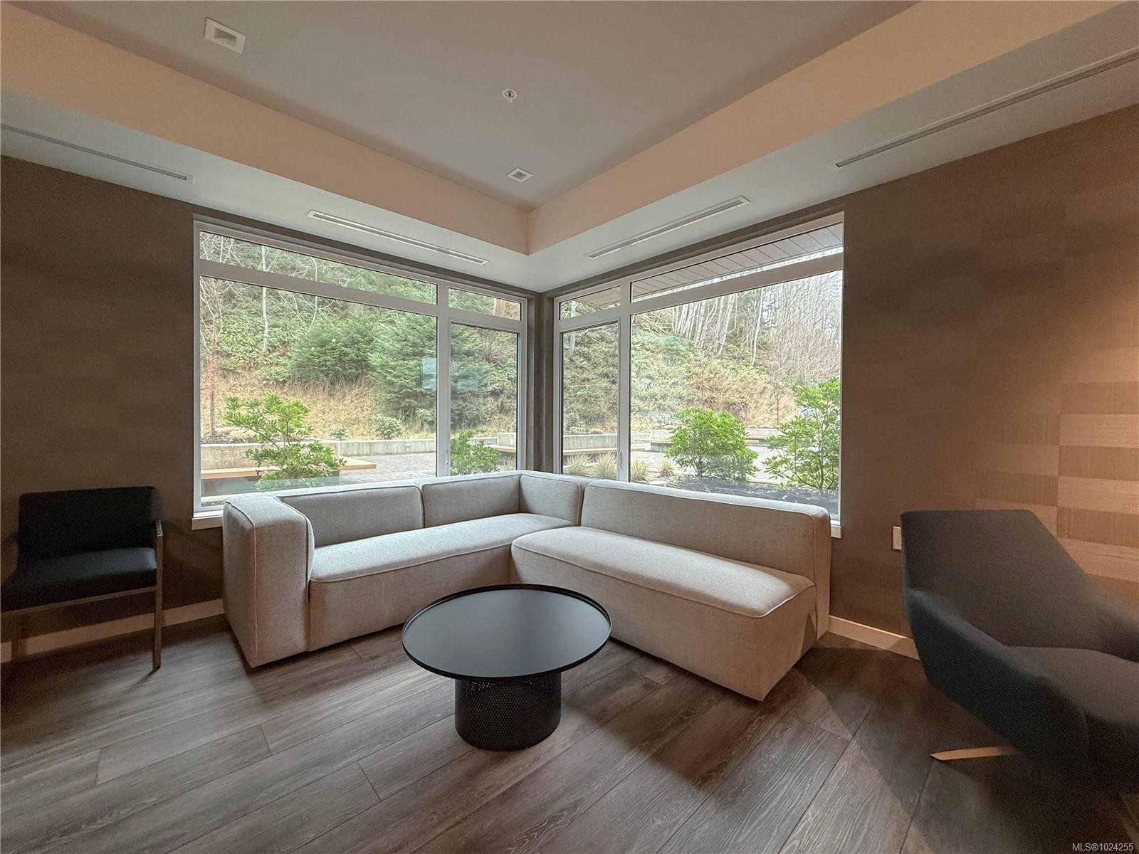 202-684 Island Hwy South, Campbell River, BC - Indoor Photo Showing Living Room