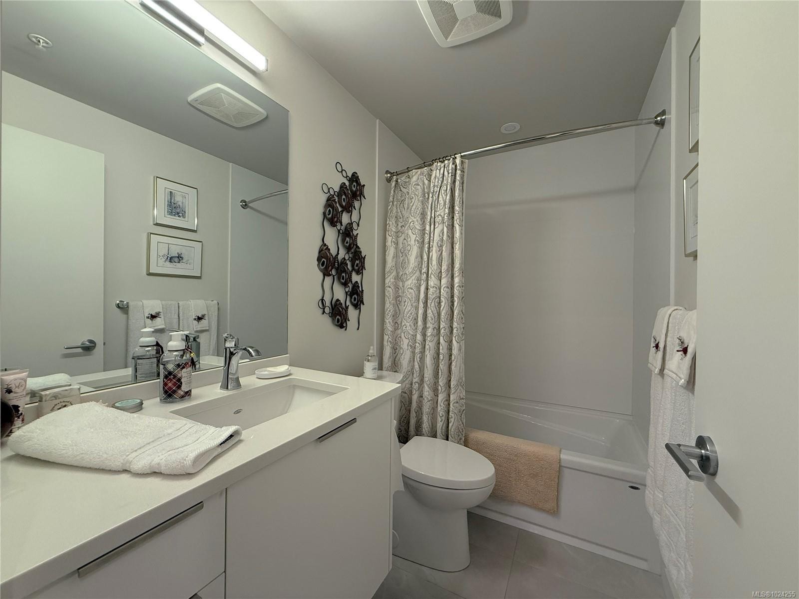202-684 Island Hwy South, Campbell River, BC - Indoor Photo Showing Bathroom