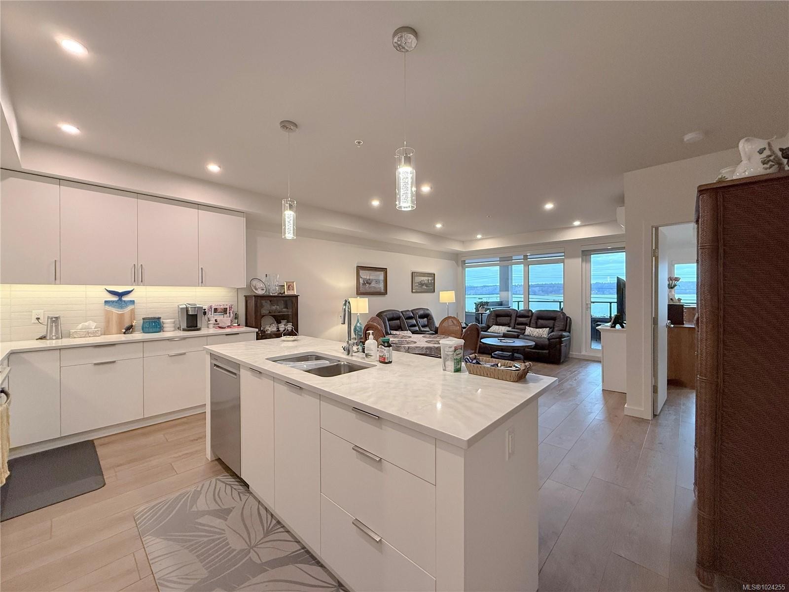 202-684 Island Hwy South, Campbell River, BC - Indoor Photo Showing Kitchen With Double Sink