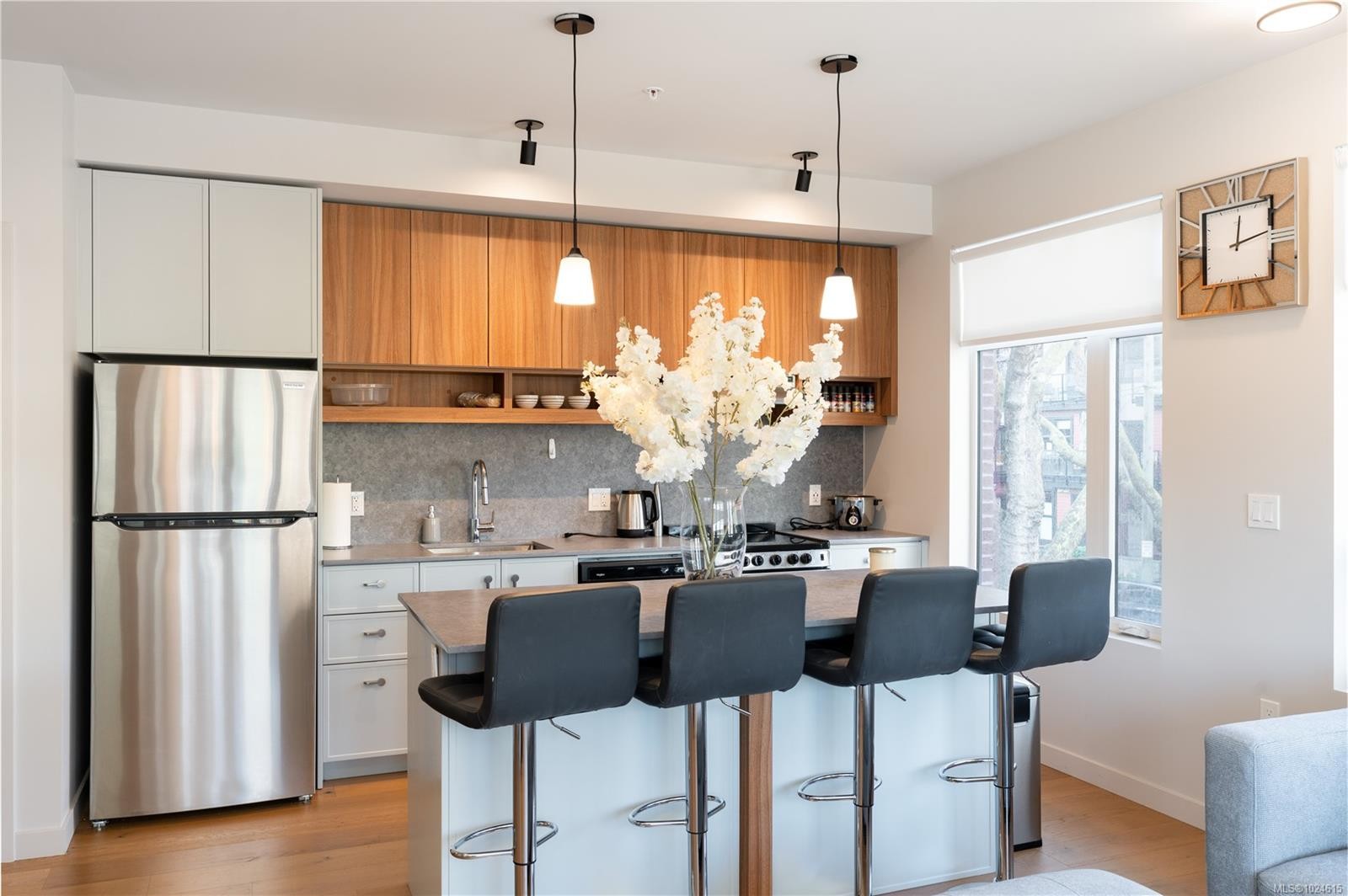206-629 Speed Ave, Victoria, BC - Indoor Photo Showing Kitchen With Stainless Steel Kitchen With Upgraded Kitchen