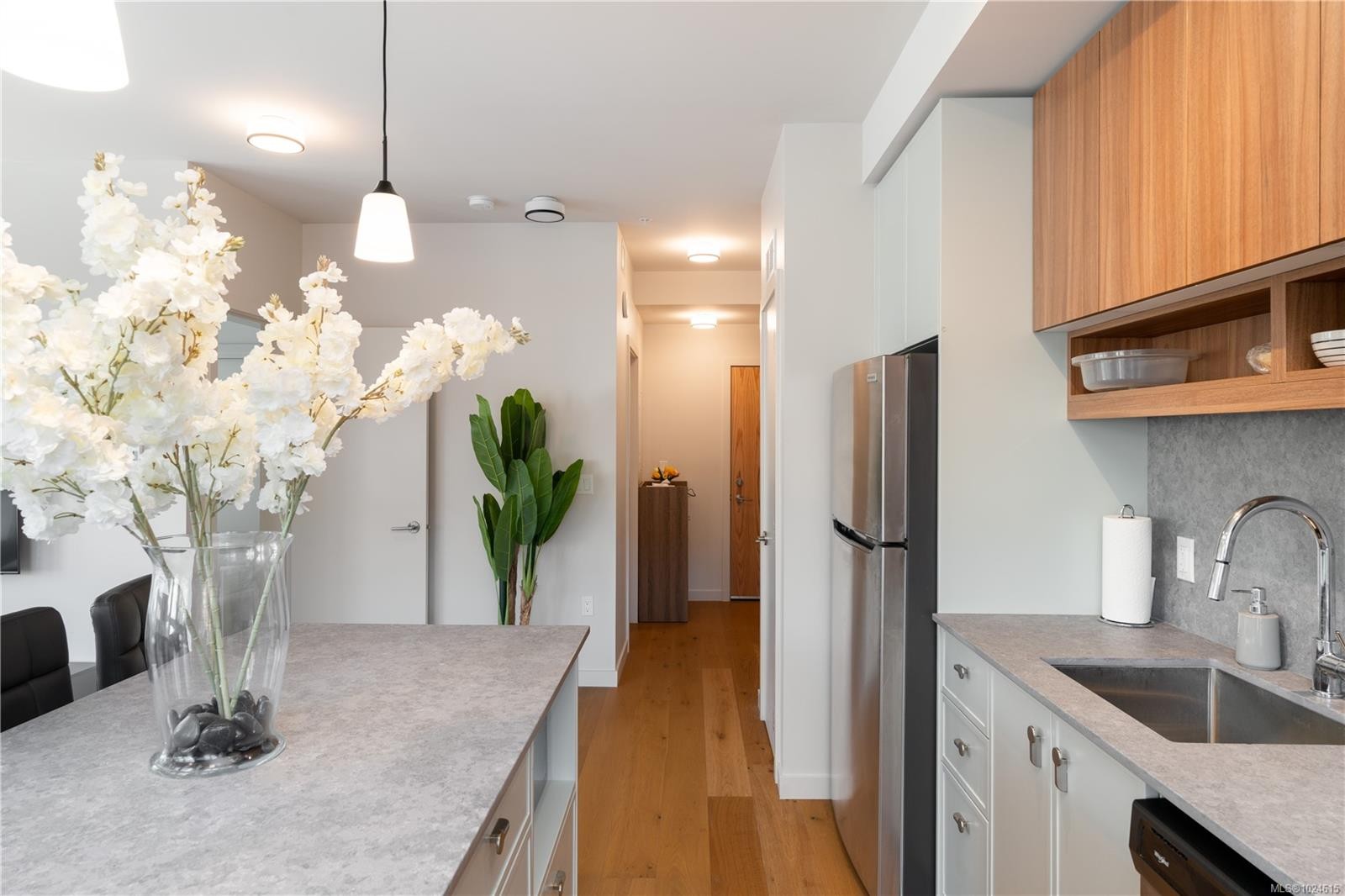 206-629 Speed Ave, Victoria, BC - Indoor Photo Showing Kitchen With Upgraded Kitchen