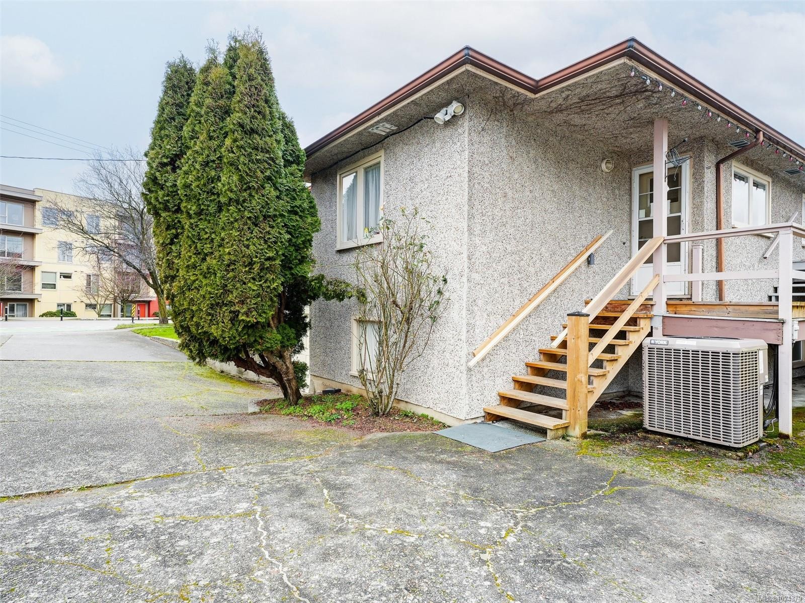 24 Gorge Rd East, Victoria, BC