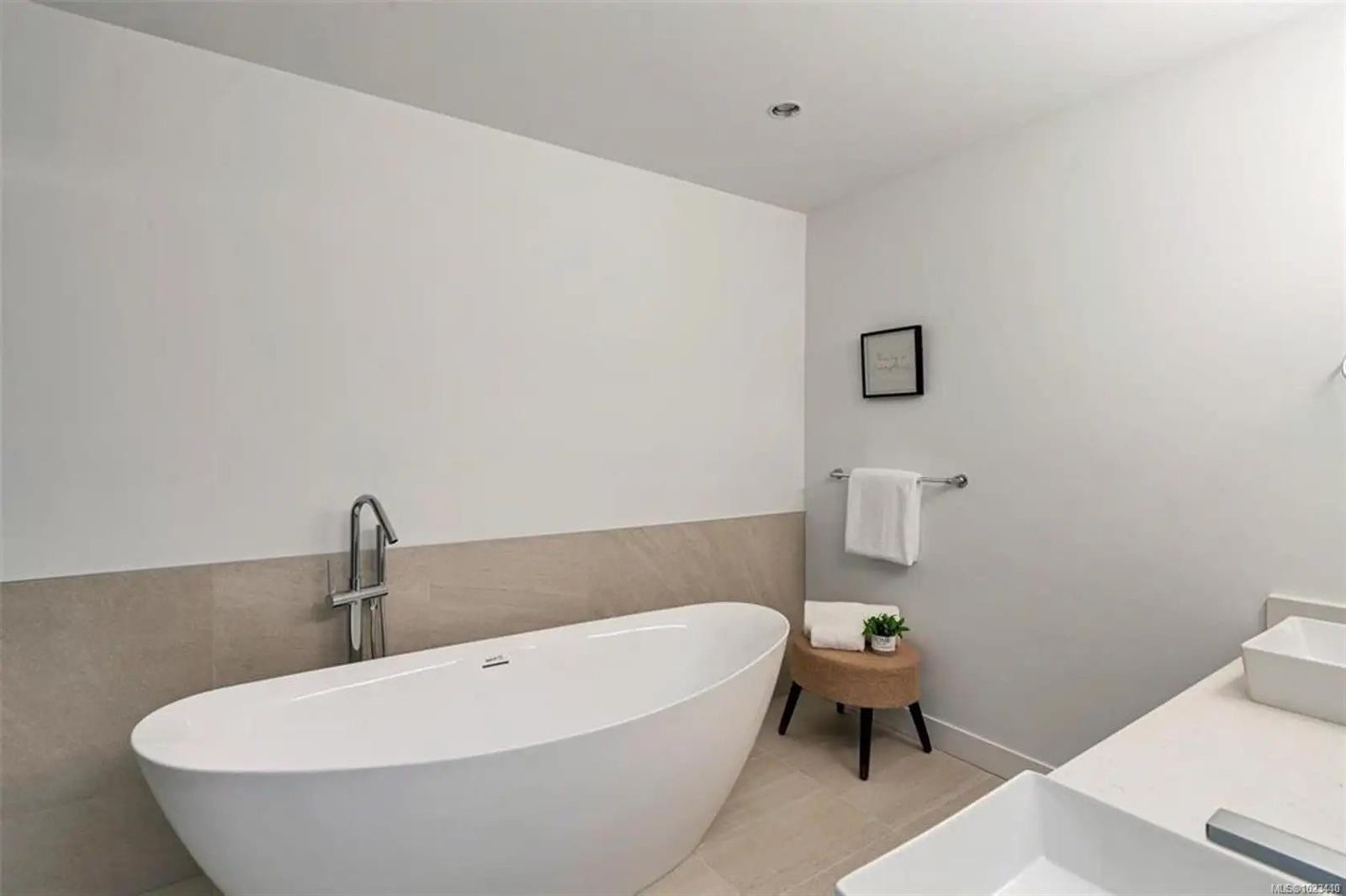 227 Heddle Ave, View Royal, BC