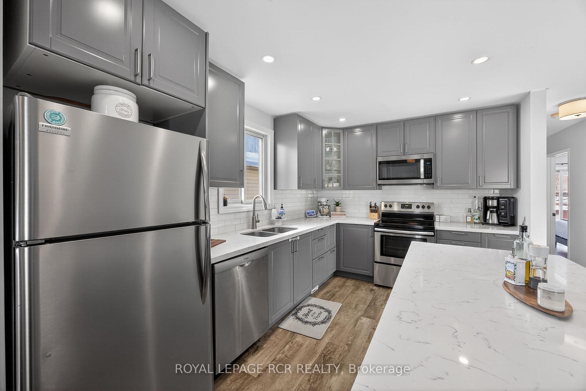 30 Longview Drive, Bradford West Gwillimbury, ON - Indoor Photo Showing Kitchen With Stainless Steel Kitchen With Double Sink With Upgraded Kitchen