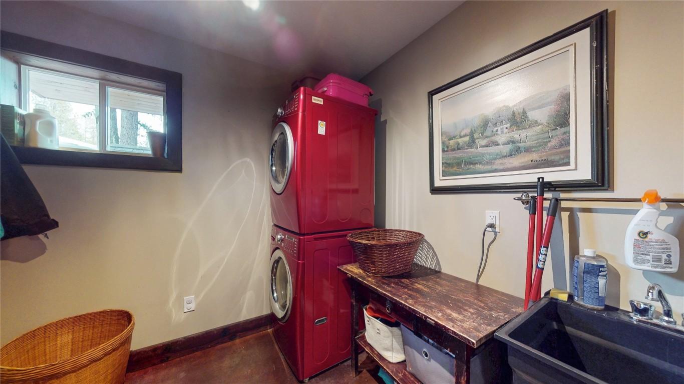 166 304Th Avenue, Kimberley, BC - Indoor Photo Showing Laundry Room