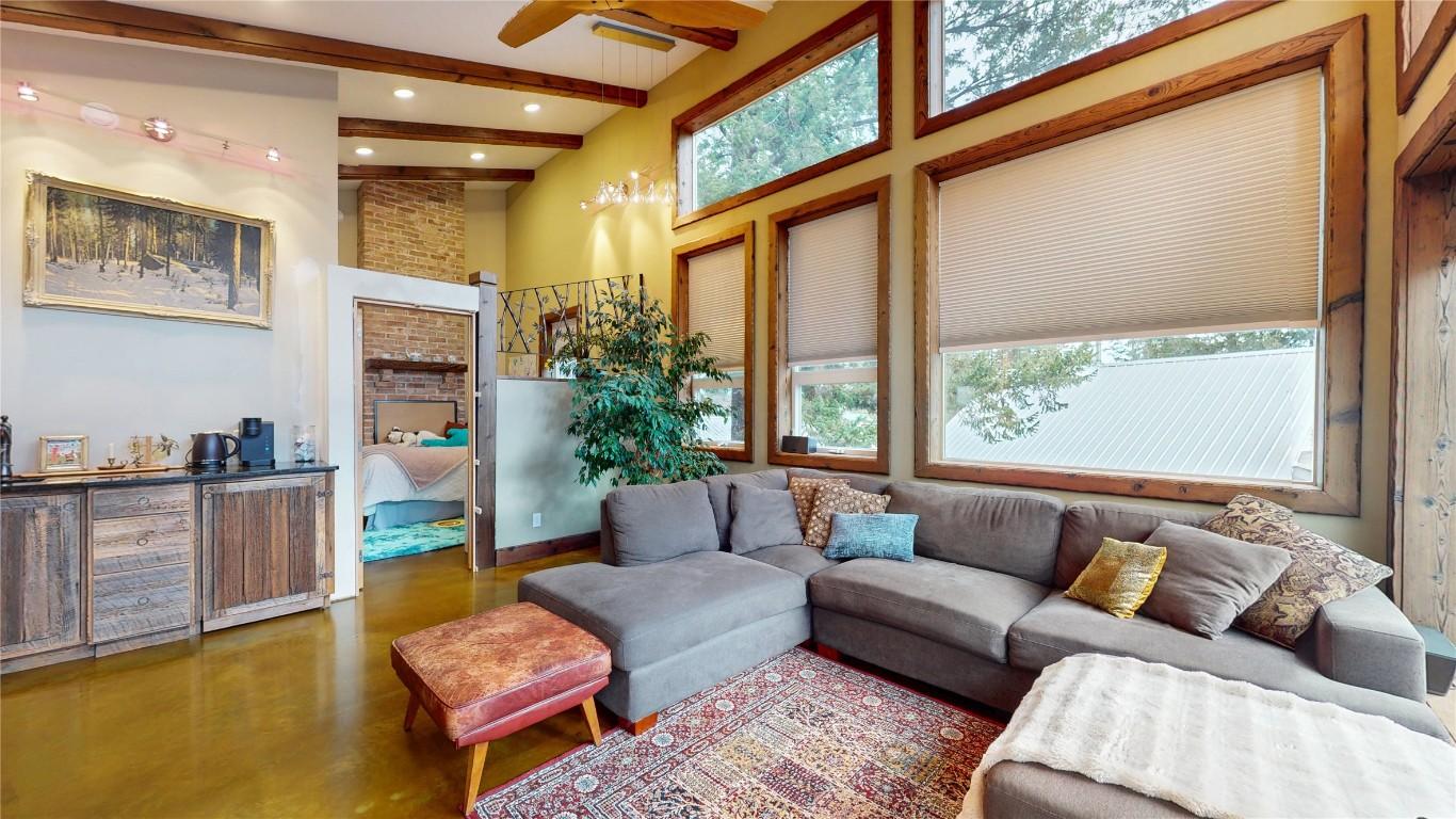 166 304Th Avenue, Kimberley, BC - Indoor Photo Showing Living Room