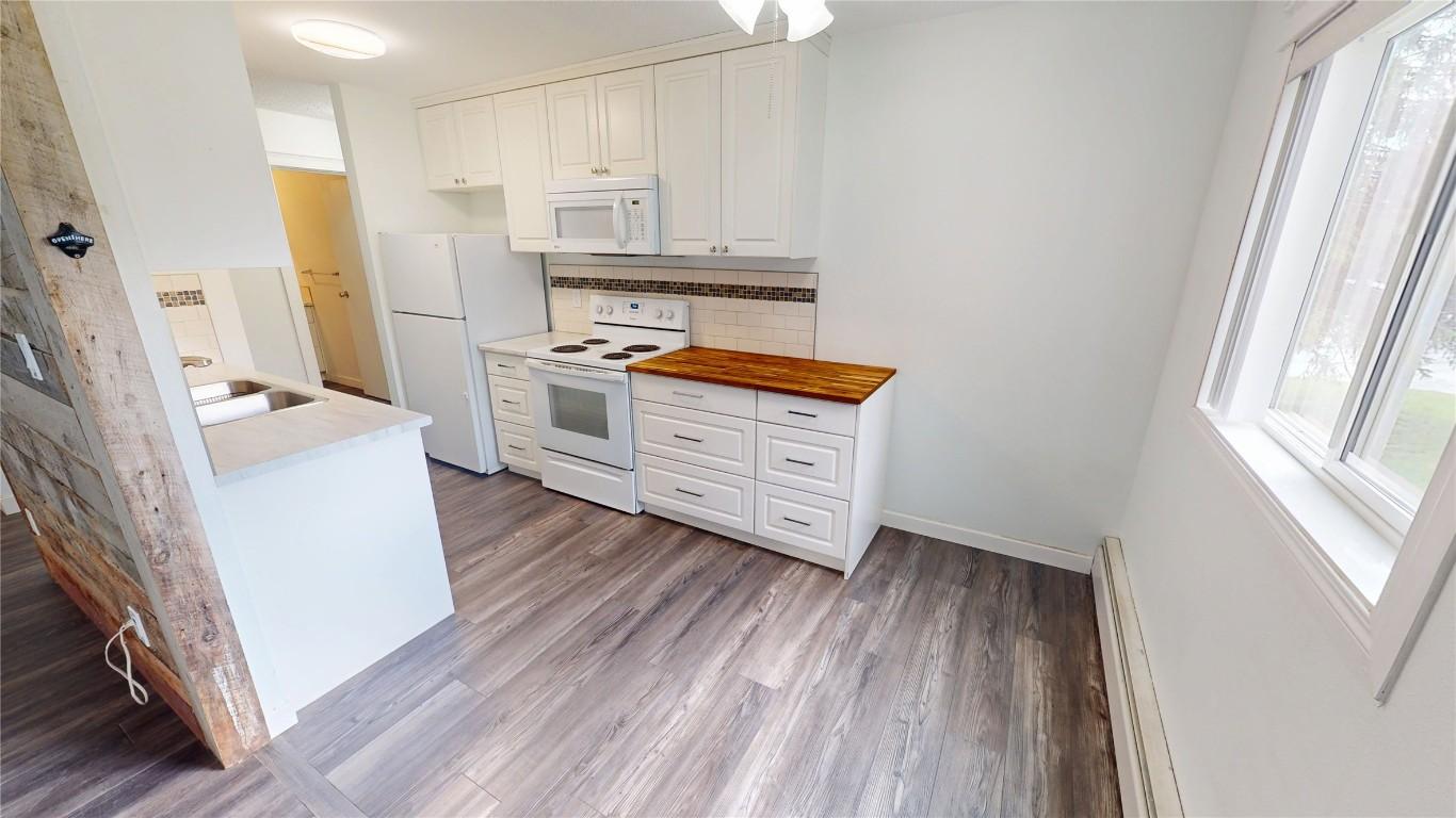 201-2011 2Nd Street, Cranbrook, BC - Indoor Photo Showing Kitchen