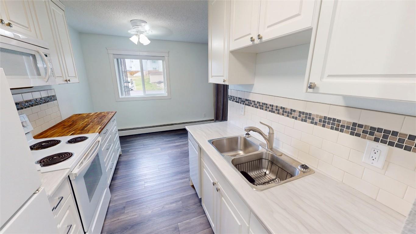 201-2011 2Nd Street, Cranbrook, BC - Indoor Photo Showing Kitchen With Double Sink