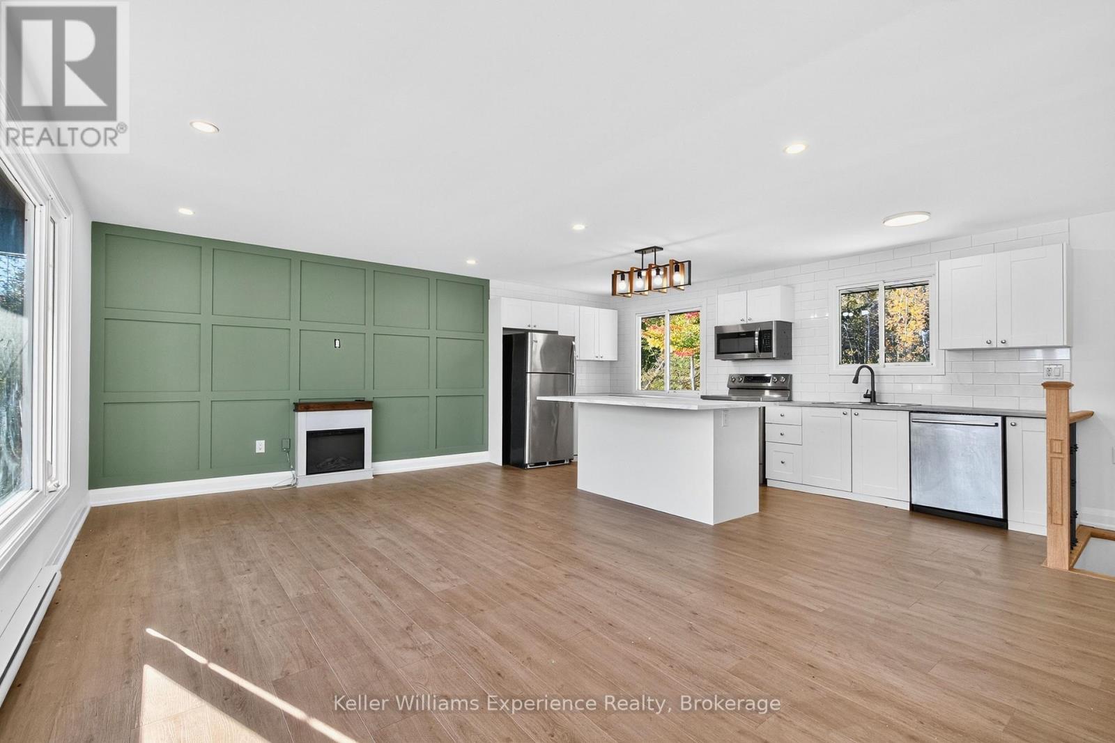 556 Champlain Road, Tiny, ON - Indoor Photo Showing Kitchen With Upgraded Kitchen