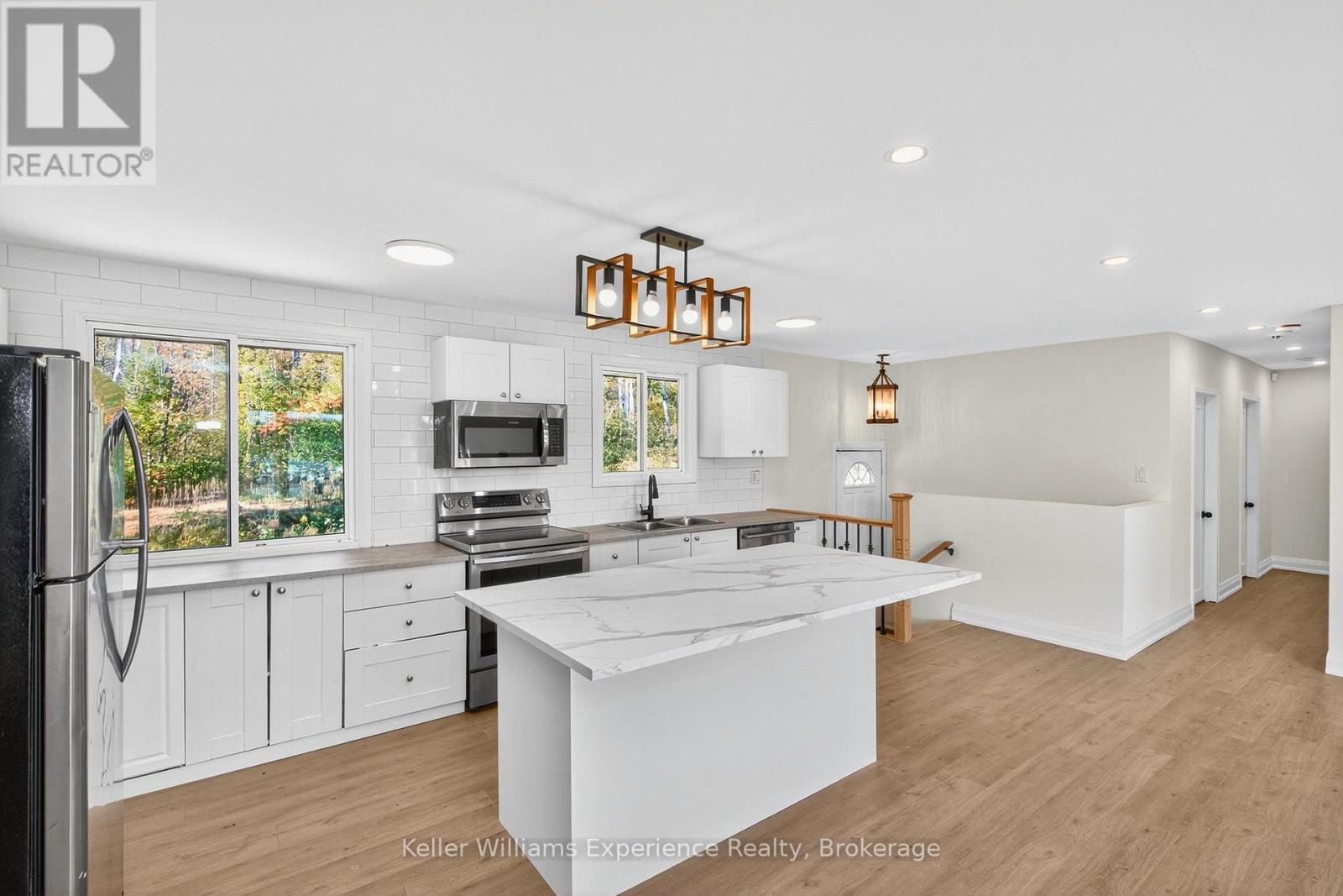 556 Champlain Road, Tiny, ON - Indoor Photo Showing Kitchen With Upgraded Kitchen