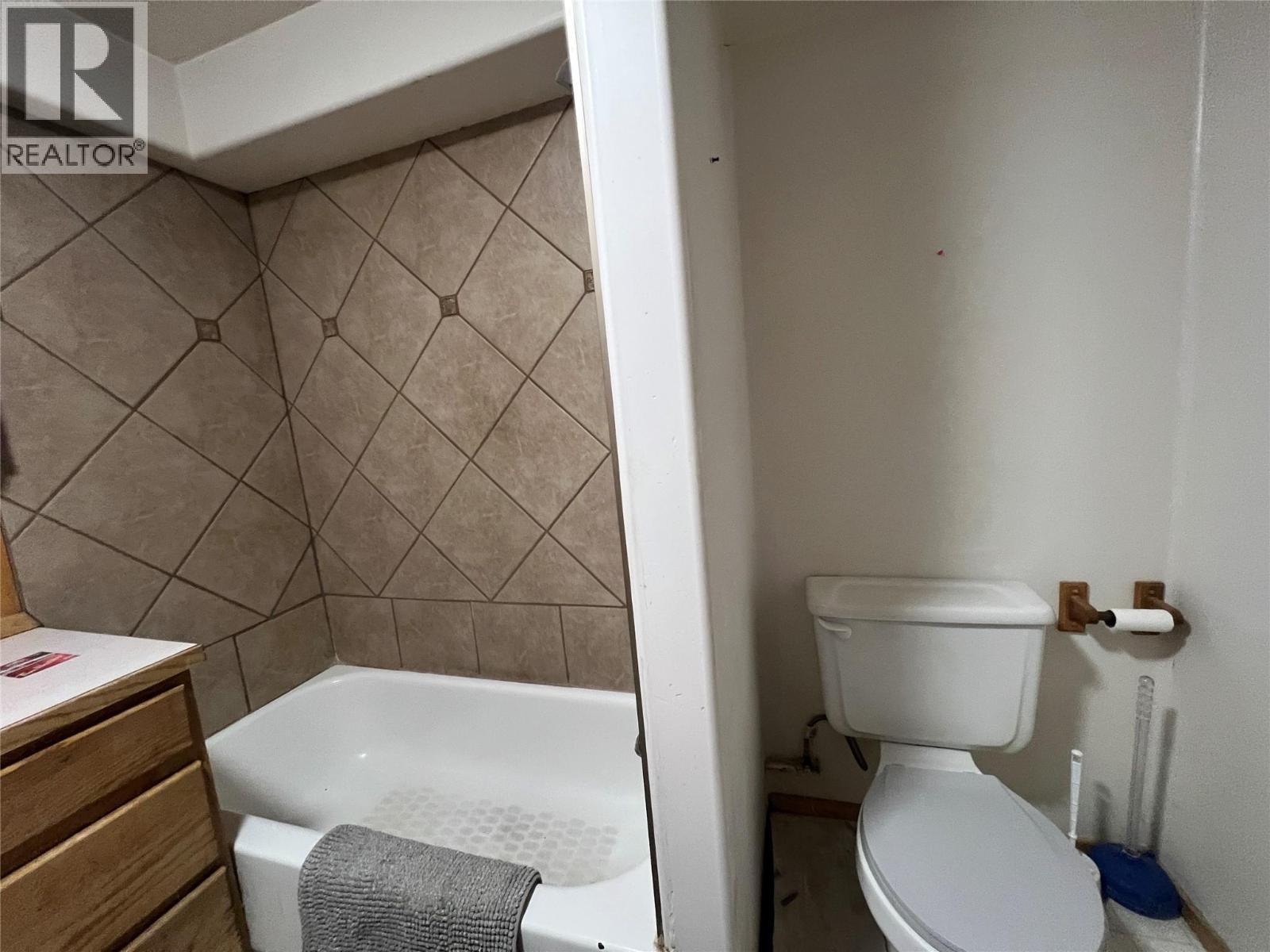 705 100A Avenue, Dawson Creek, BC - Indoor Photo Showing Bathroom