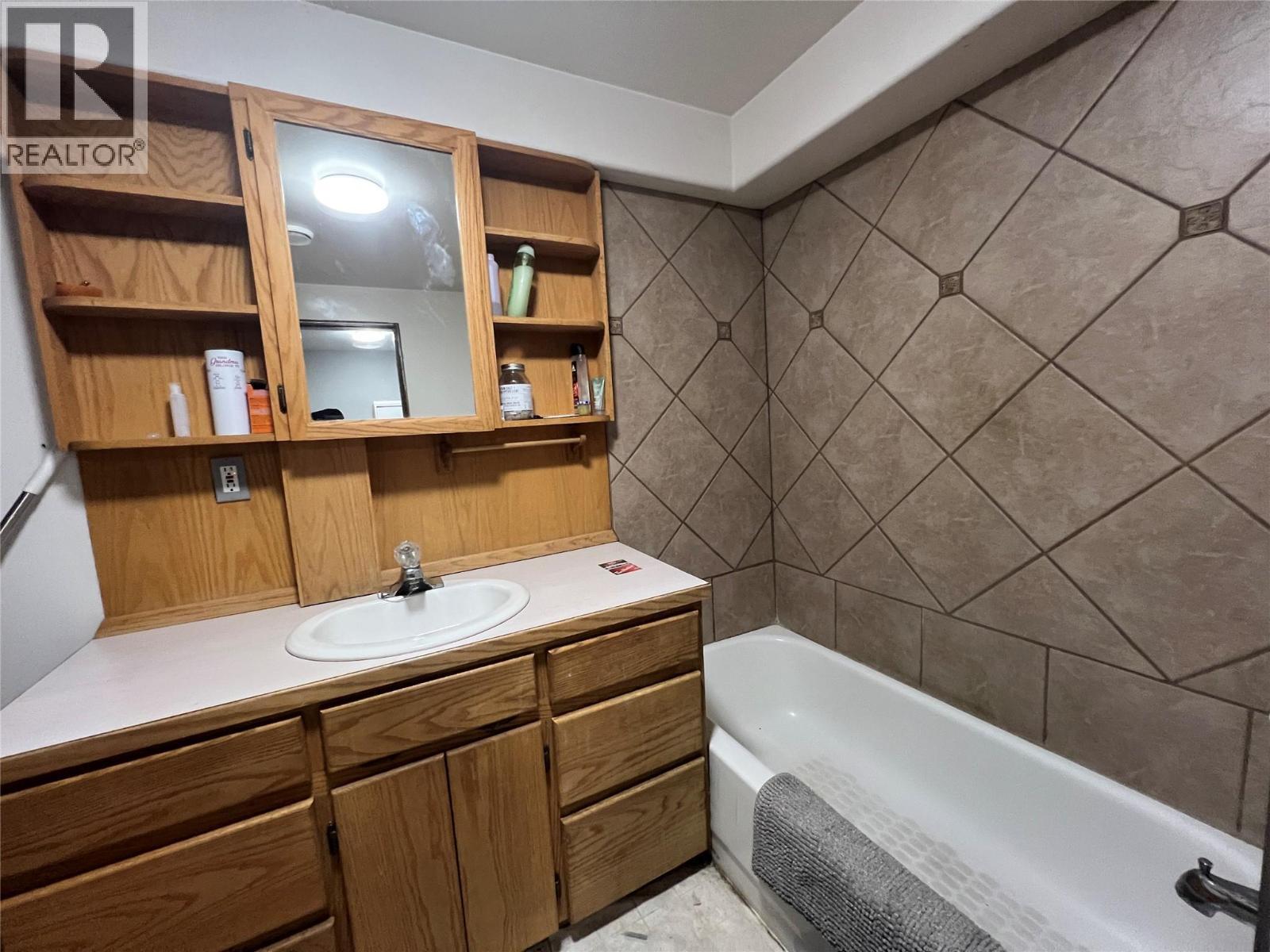 705 100A Avenue, Dawson Creek, BC - Indoor Photo Showing Bathroom